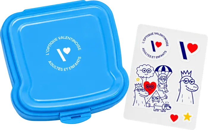 La boîte à goûter bleue L'Optique Valentinoise et sa planche de stickers.