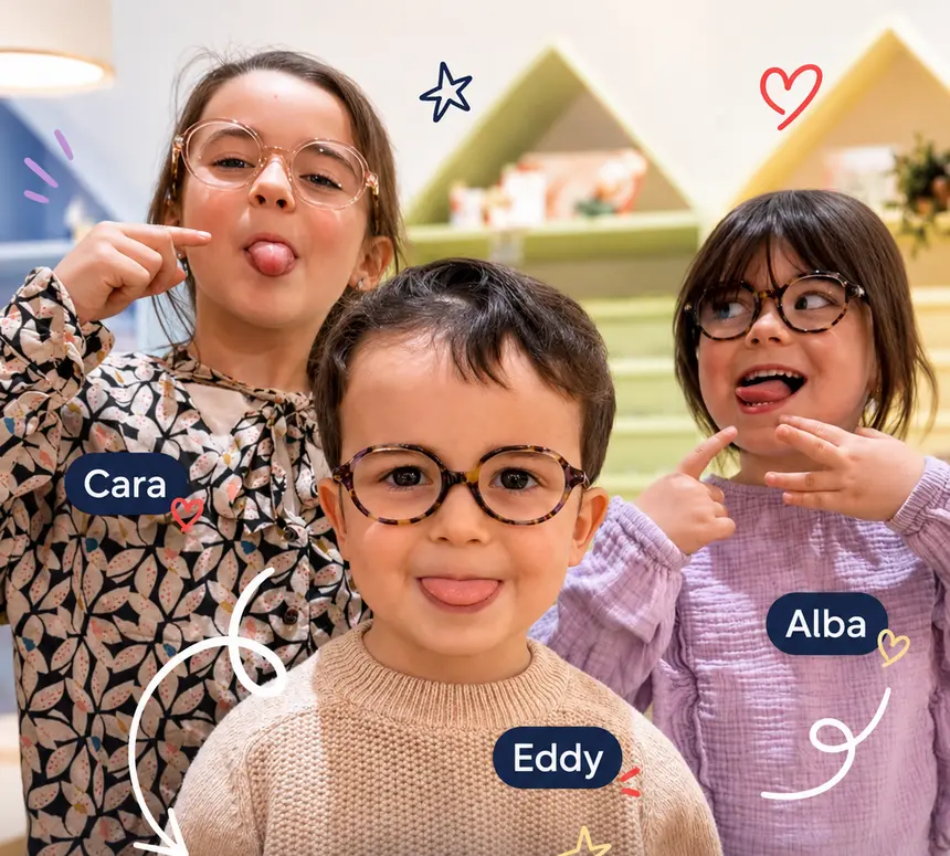 Cara, Eddy et Alba portant leurs lunettes incassables dans l'espace enfant du magasin.